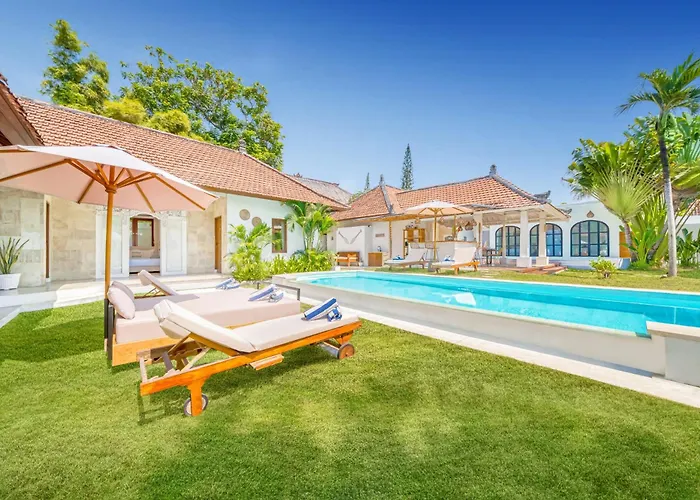 Villa Cologne - 6 Bdr Villa, 2 Private Pools & Huge Garden, Walk To The Beach