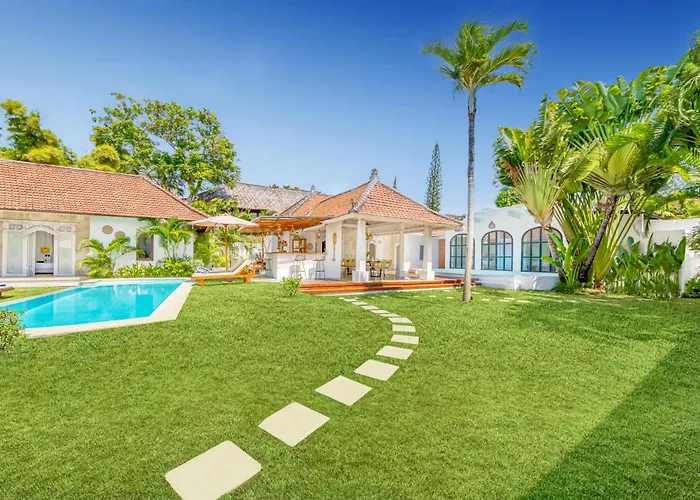 Villa Cologne - 6 Bdr Villa, 2 Private Pools & Huge Garden, Walk To The Beach